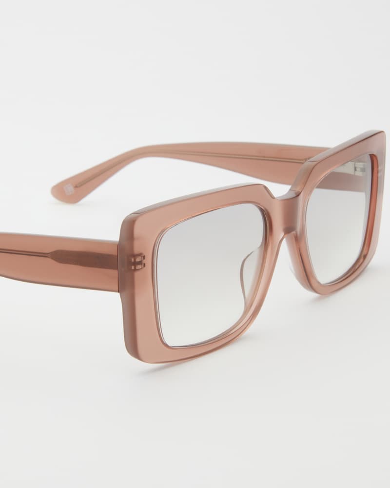 Estrid Taupe Tinted