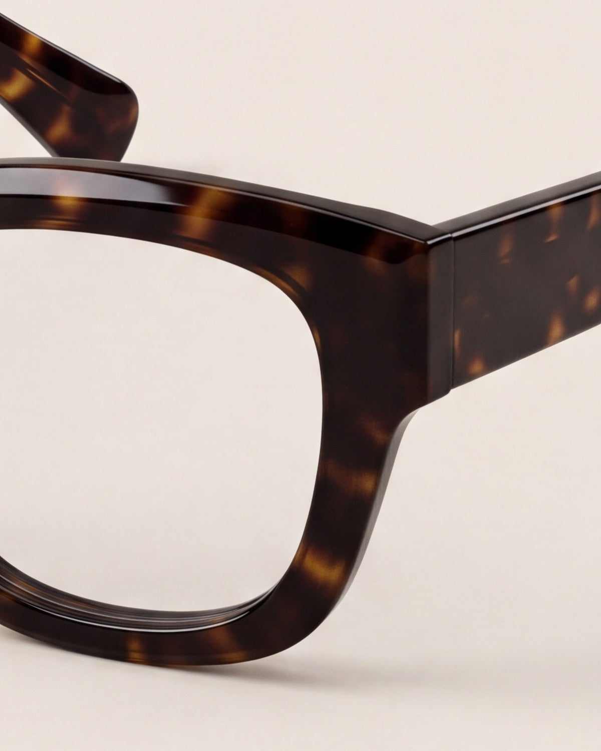 Elara in tortoiseshell, detail